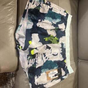 THE NORTH FACE Women's Limitless Run Short, Summit Navy Abstract Floral X-Large